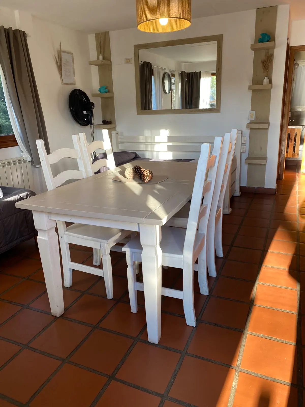 Living comedor de la Cabaña de Mar en Mar de las Pampas con luz natural