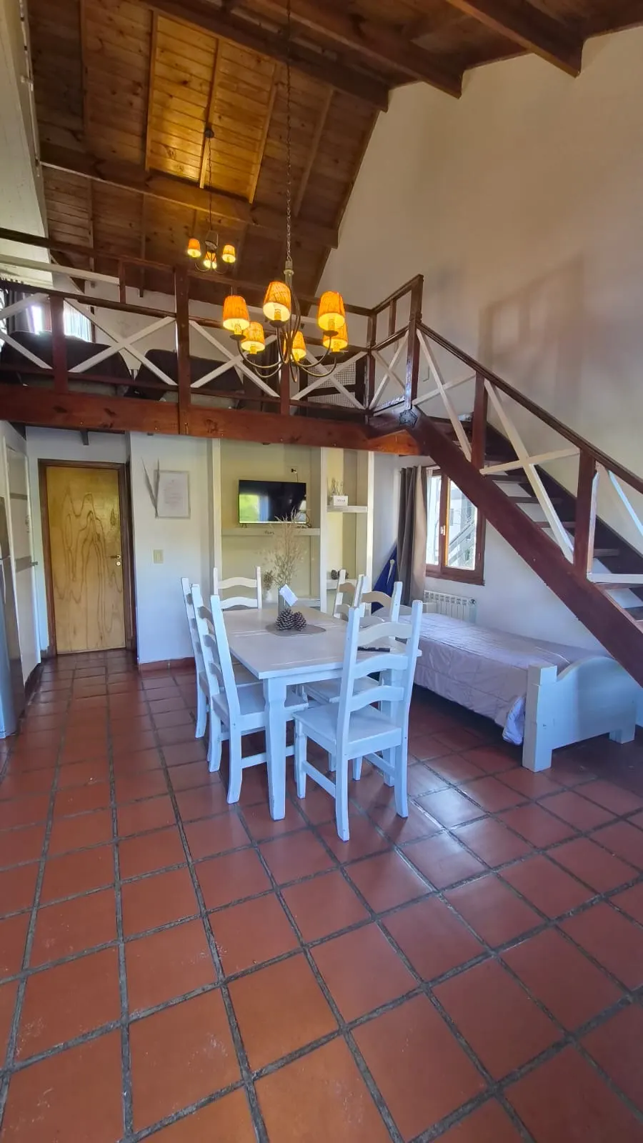 Comedor y entrepiso de la Casa de Mar en Mar de las Pampas, con doble altura