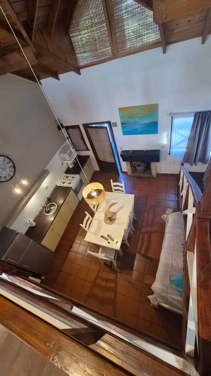 Vista desde el entrepiso hacia el comedor de la Casa de Mar en Mar de las Pampas