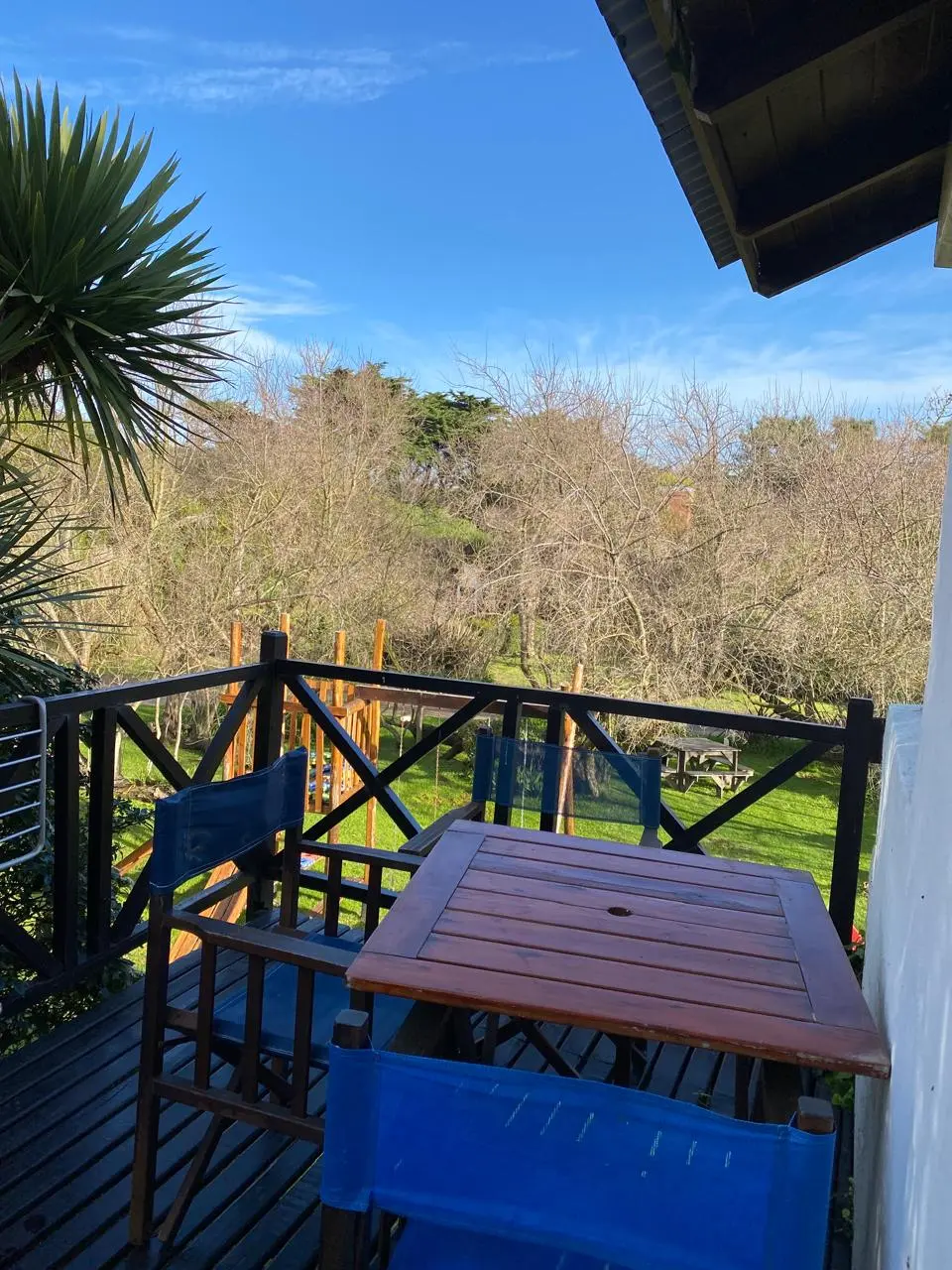 Deck en altura con mesa y vista al parque y al bosque de Mar de las Pampas