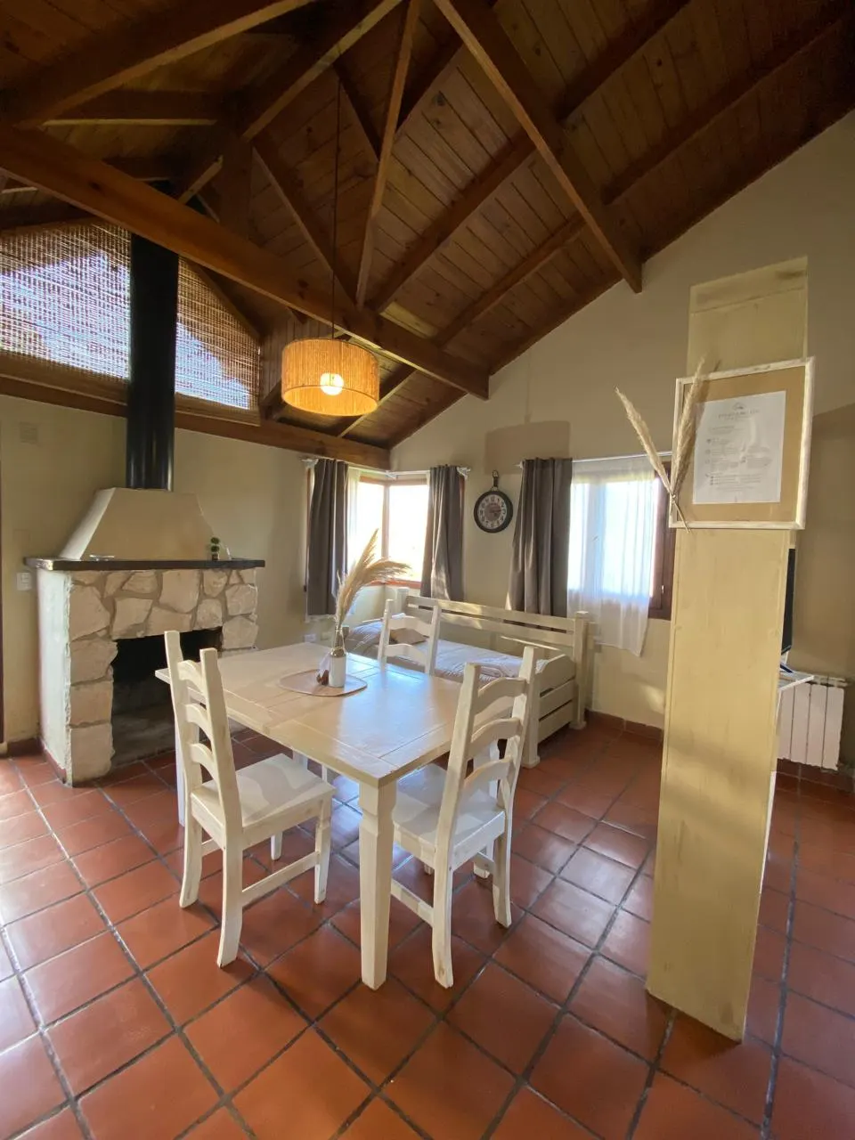 Interior del Refugio de Mar en Mar de las Pampas: hogar de piedra, techo a dos aguas y mesa