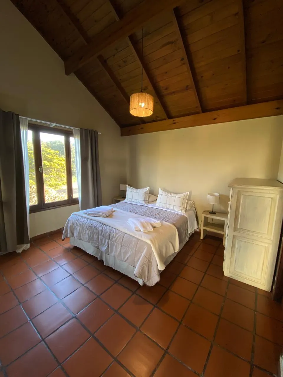 Dormitorio del Refugio de Mar en Mar de las Pampas con ventana al bosque